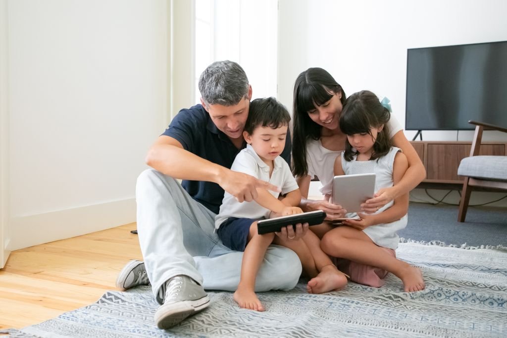 Familia disfrutando de internet rápido RSD Networks
